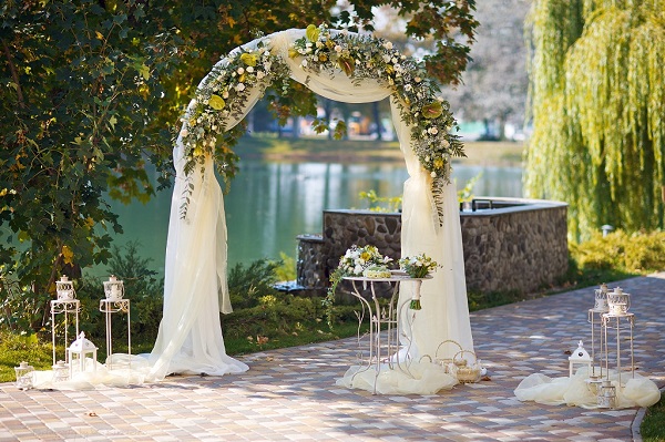Как сделать свадебную арку? Как и чем задекорировать свадебную арку?